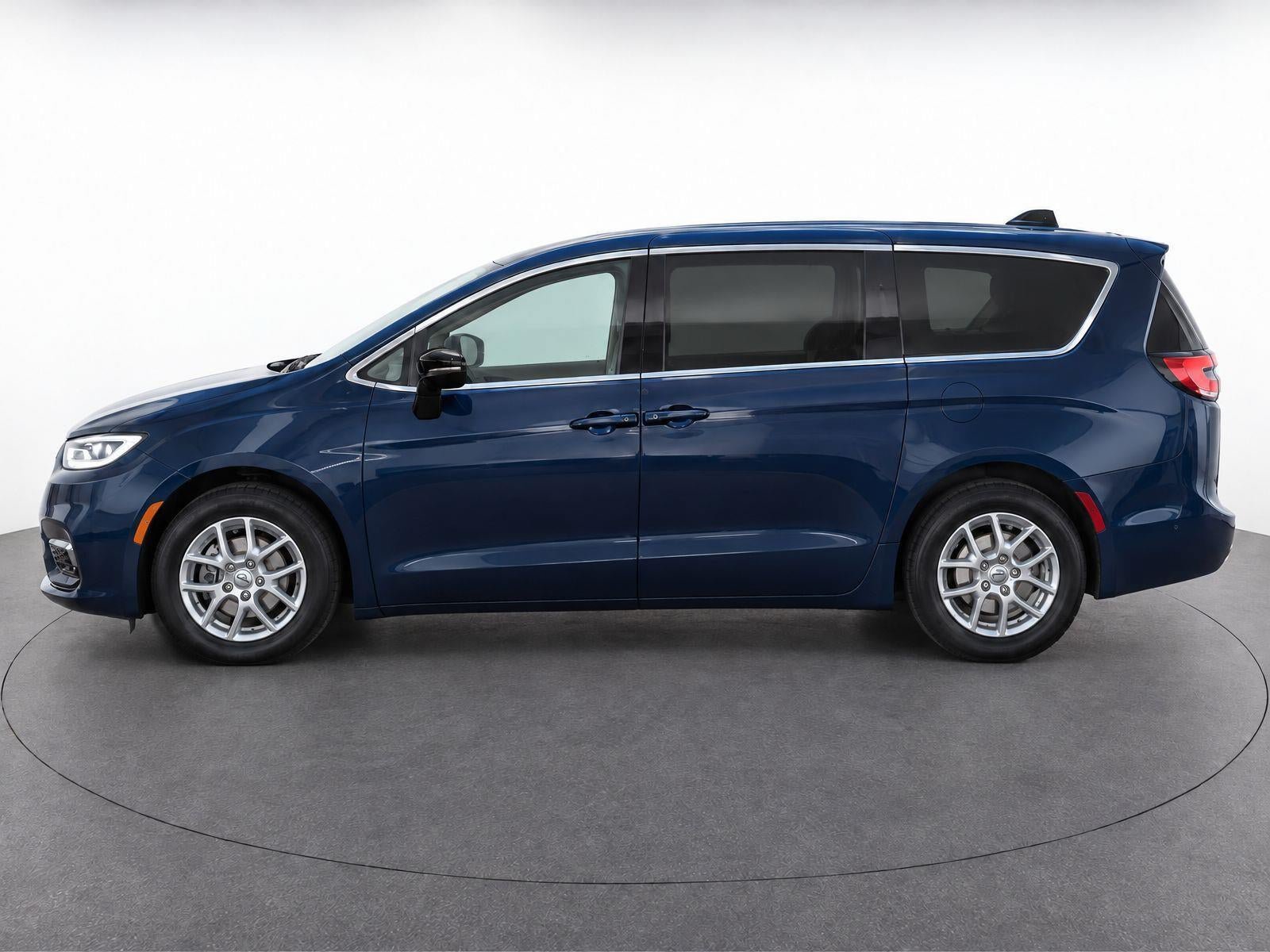Used 2024 Chrysler Pacifica Touring-L FWD image 7