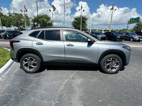Used 2025 Chevrolet Trax LT FWD image 4