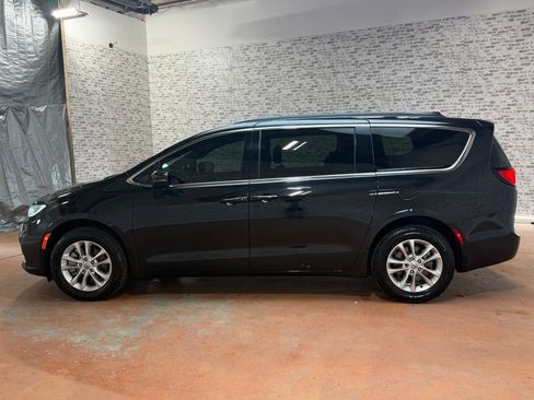 Used 2022 Chrysler Pacifica Touring image 4