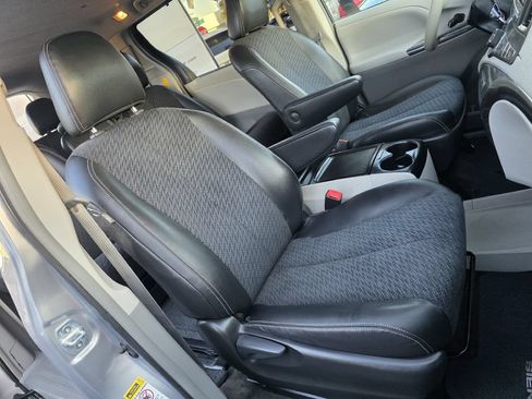 Used 2014 Toyota Sienna SE FWD image 25