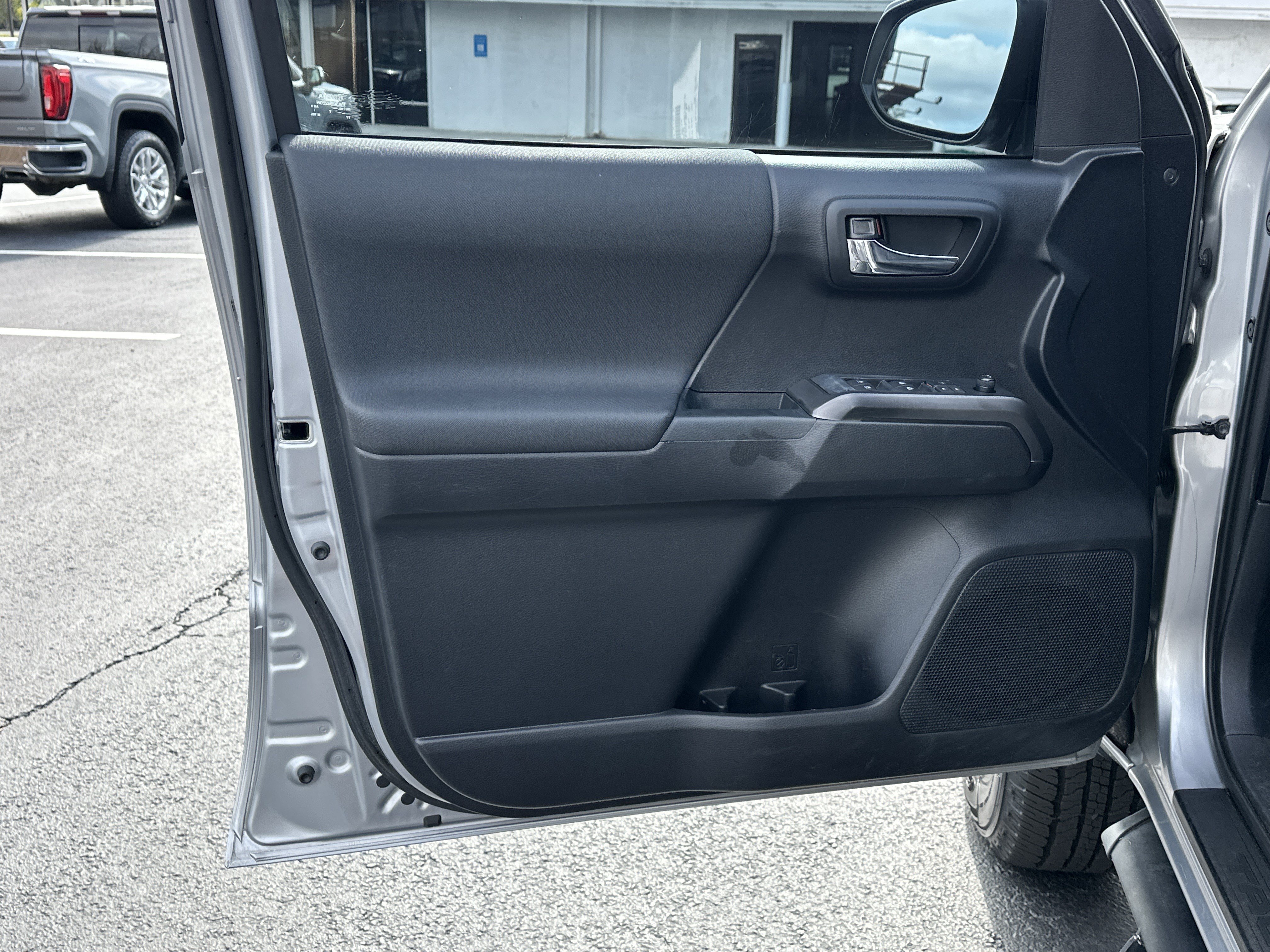 Used 2019 Toyota Tacoma TRD Off-Road AWD/4WD image 11