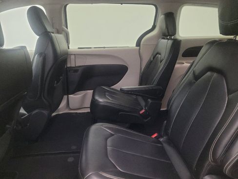 Used 2020 Chrysler Voyager Lxi FWD image 18