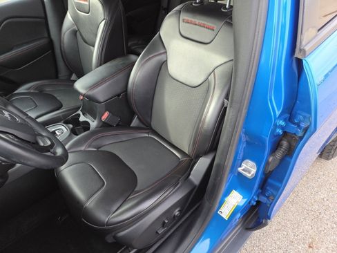 Used 2019 Jeep Cherokee Trailhawk w/ Cold Weather Group image 23