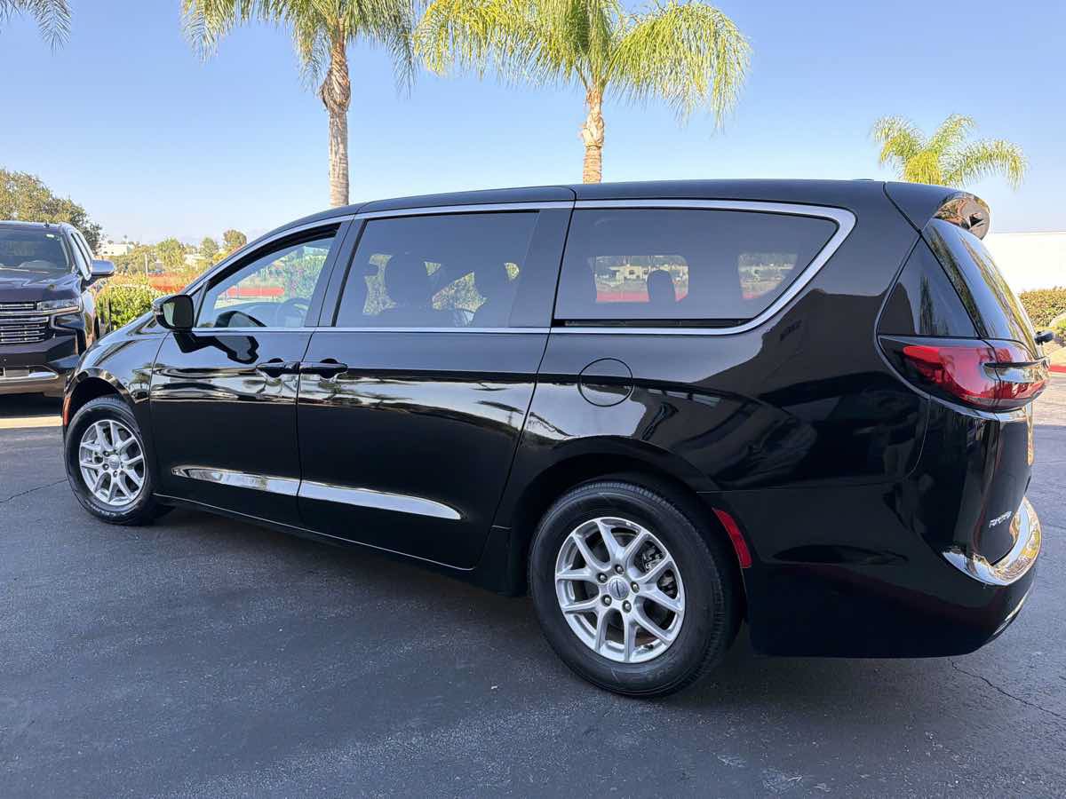 Used 2024 Chrysler Pacifica Touring FWD image 8