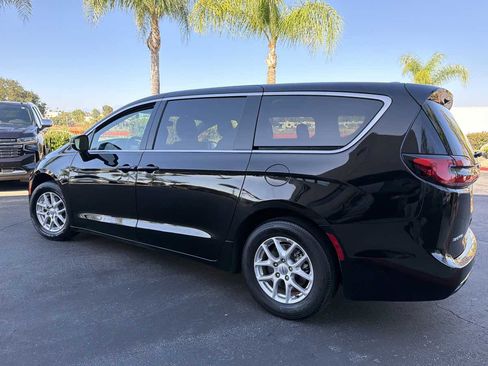 Used 2024 Chrysler Pacifica Touring FWD image 8