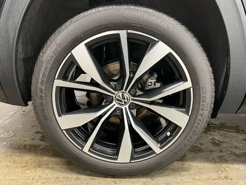 Certified 2025 Volkswagen Atlas SEL Premium R-Line image 32