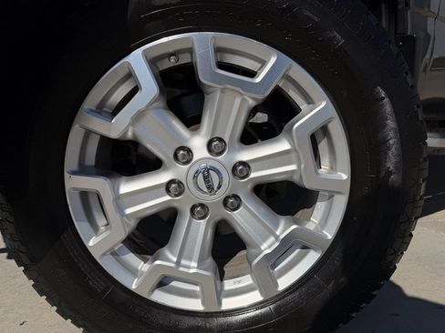 Used 2017 Nissan Titan SV AWD/4WD image 9