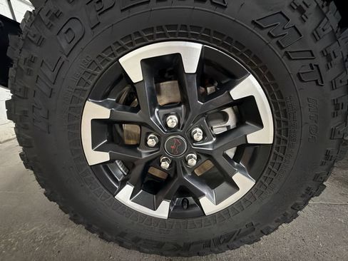 Used 2024 Jeep Gladiator Rubicon w/ Technology Group image 31