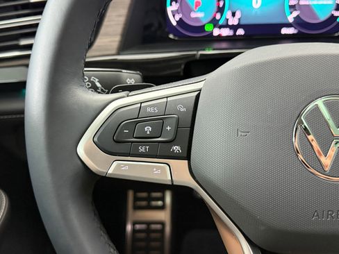 Used 2025 Volkswagen Atlas SEL Premium R-Line image 18