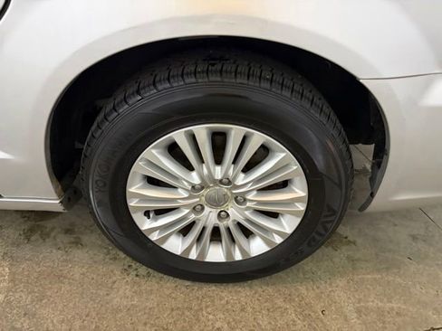 Used 2012 Chrysler Town & Country Touring-L w/ Premium Group FWD image 9