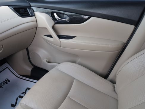 Used 2018 Nissan Rogue SL w/ Premium Package image 13