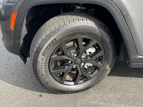 Used 2022 Jeep Grand Cherokee Limited image 45