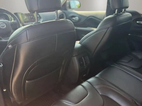 Used 2019 Jeep Cherokee Trailhawk w/ Cold Weather Group AWD/4WD image 17