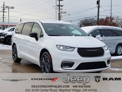 New 2026 Chrysler Pacifica Select