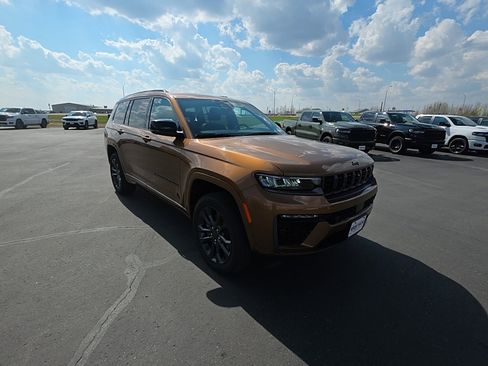 New 2026 Jeep Grand Cherokee L Limited AWD/4WD image 4