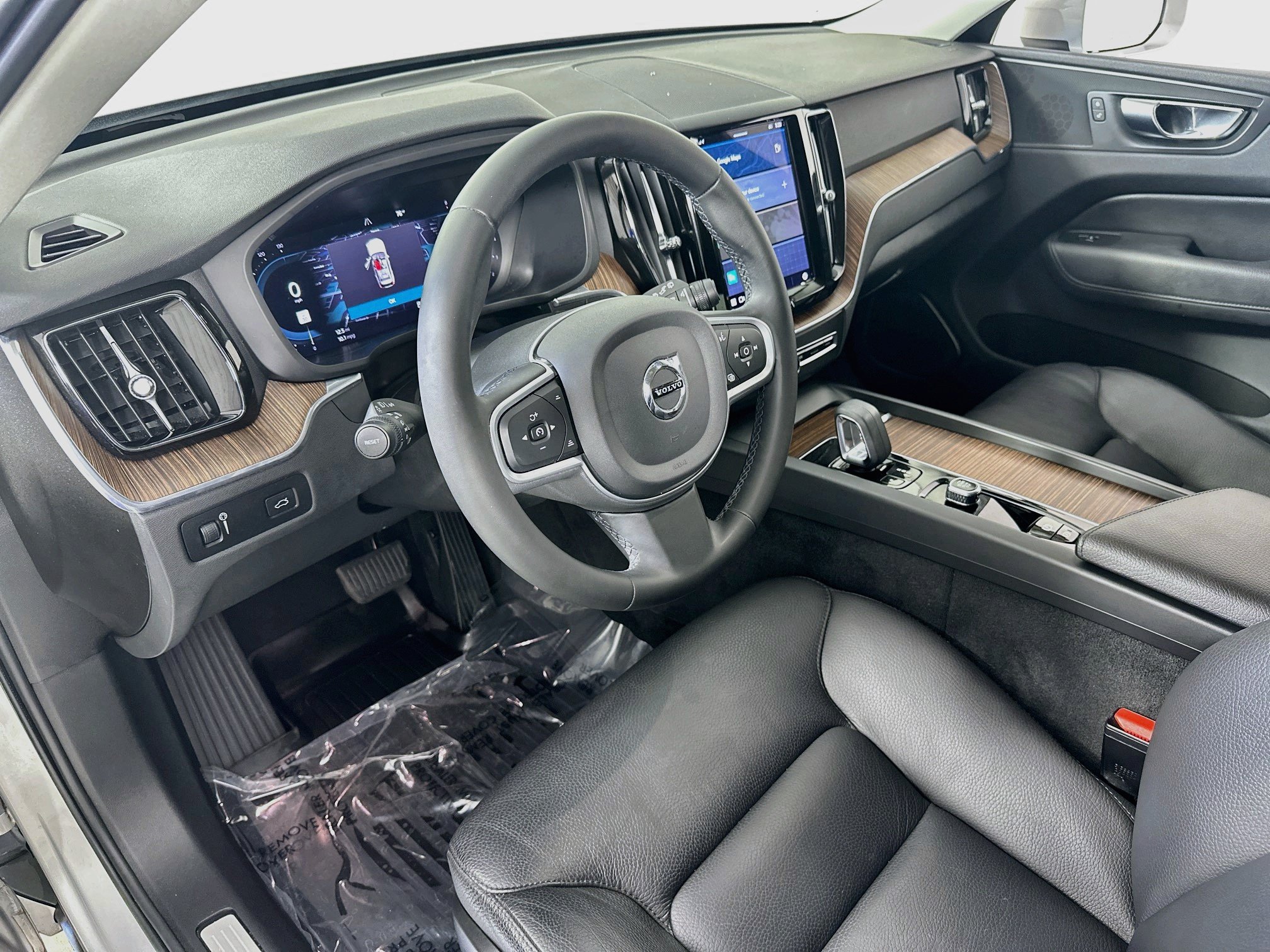 Used 2022 Volvo XC60 B5 Momentum w/ Protection Package Premier FWD image 9