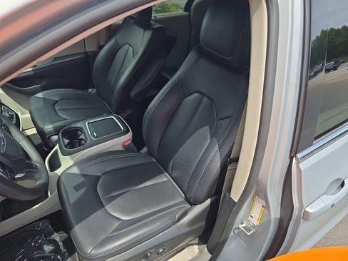 Used 2024 Chrysler Pacifica Touring-L FWD image 10