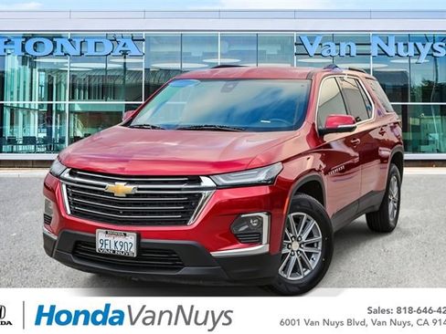 Used 2023 Chevrolet Traverse LT image 1