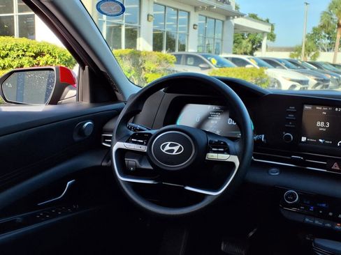 Used 2025 Hyundai Elantra Blue image 33