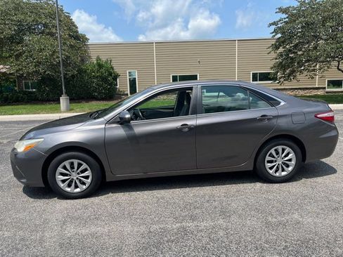 Used 2017 Toyota Camry LE FWD image 5