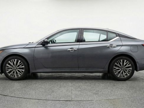 Used 2025 Nissan Altima 2.5 SV FWD image 5