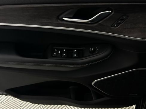 Used 2022 Jeep Grand Cherokee Limited image 22