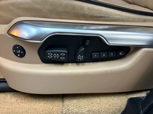 Used 2011 Land Rover Range Rover HSE LUX image 24