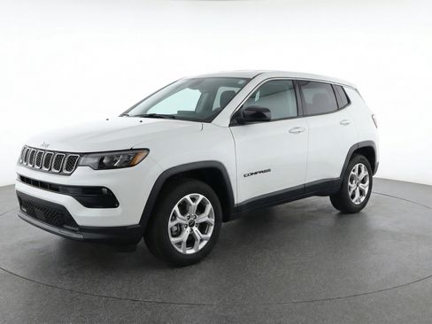 Used 2025 Jeep Compass Latitude image 3