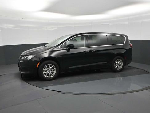 Used 2024 Chrysler Voyager LX FWD image 4