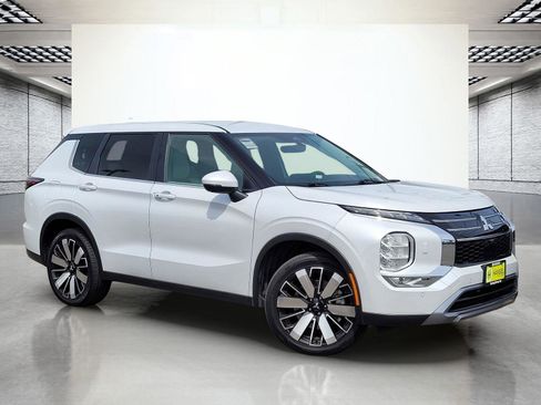 Used 2025 Mitsubishi Outlander SE AWD/4WD image 2