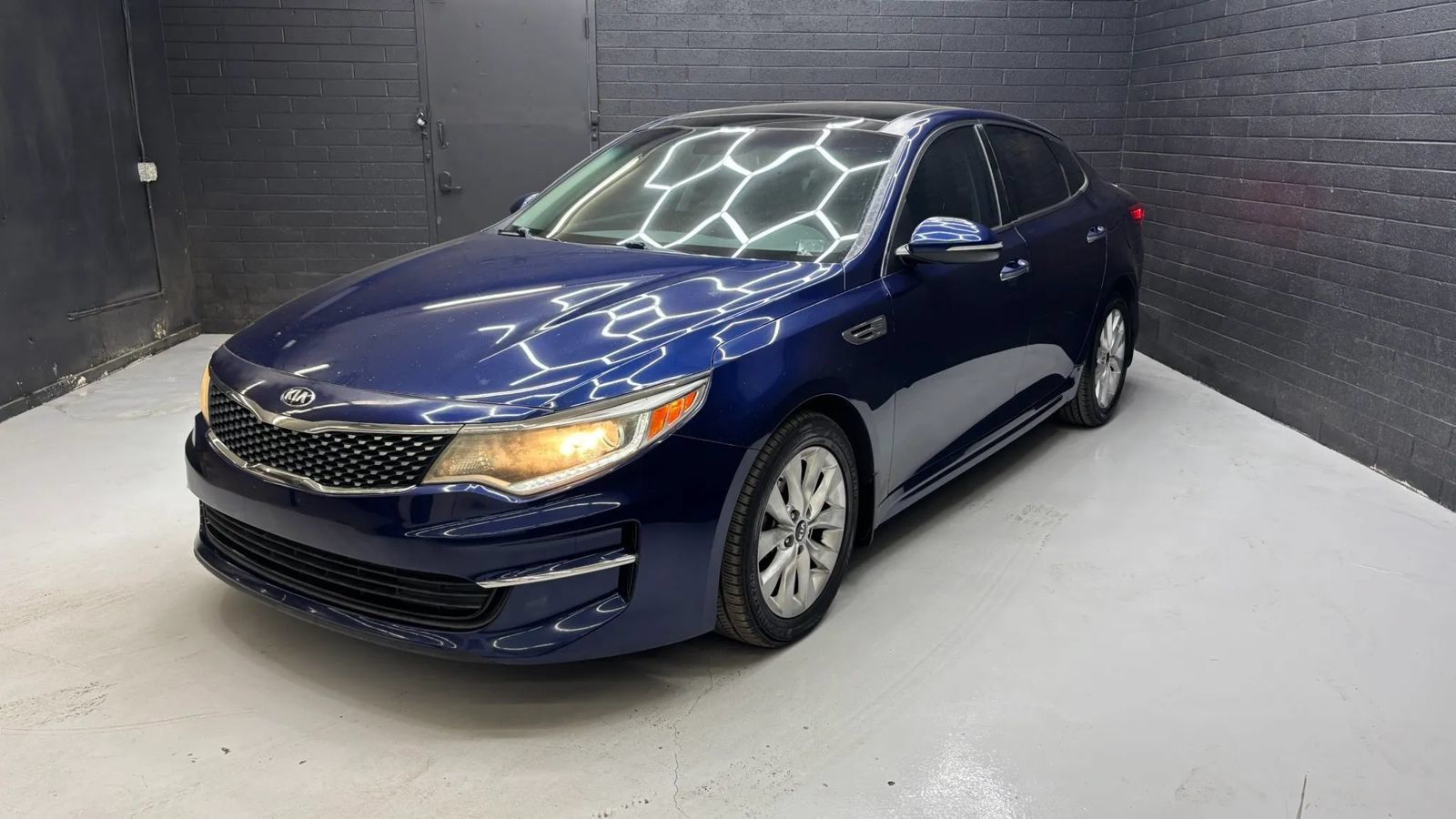 Used 2018 Kia Optima EX w/ Premium Package FWD image 2