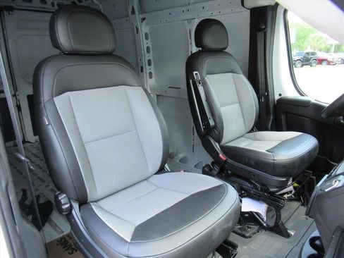 Used 2025 RAM ProMaster 2500 w/ Convenience Group FWD image 9