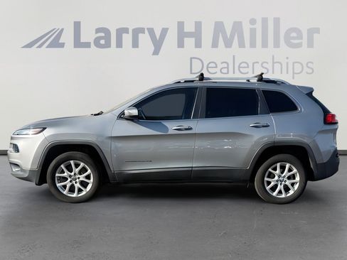 Used 2017 Jeep Cherokee Latitude image 2