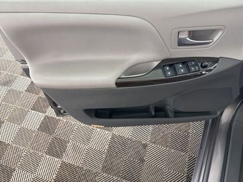 Used 2017 Toyota Sienna XLE Premium image 20