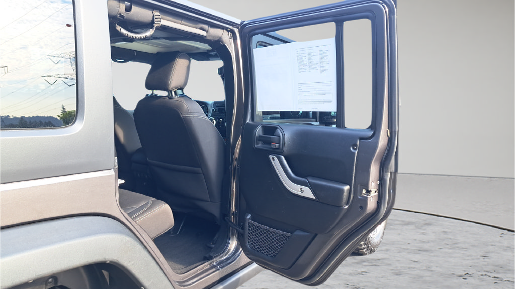 Used 2017 Jeep Wrangler Unlimited Rubicon w/ Connectivity Group AWD/4WD image 24