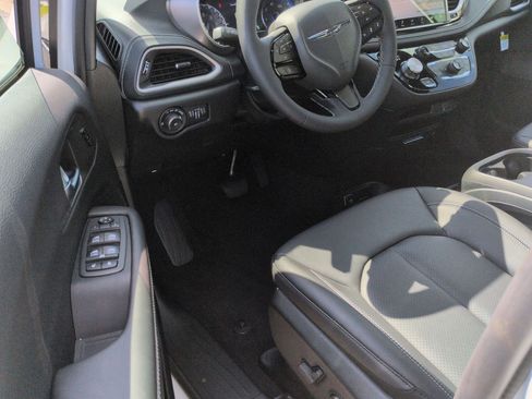 New 2026 Chrysler Pacifica Select FWD image 11