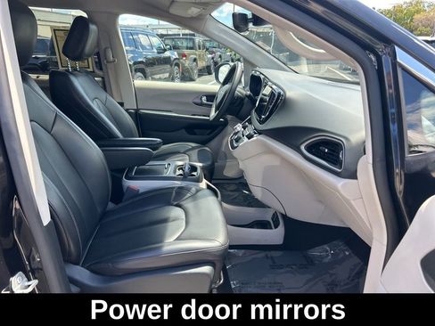 Certified 2023 Chrysler Pacifica Touring-L image 22