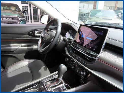 Used 2022 Jeep Compass Trailhawk w/ Trailhawk Convenience Group AWD/4WD image 17
