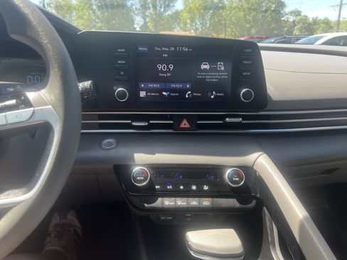 Used 2025 Hyundai Elantra Hybrid FWD image 16