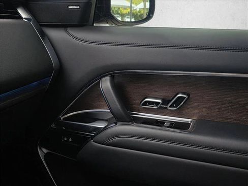 Used 2023 Land Rover Range Rover Long Wheelbase SE image 9