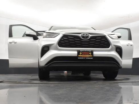 Used 2023 Toyota Highlander LE FWD image 10