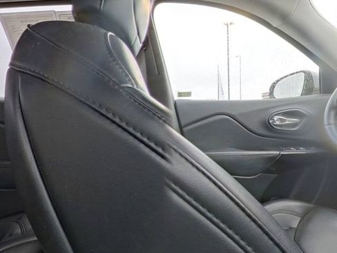 Used 2019 Jeep Cherokee Latitude Plus AWD/4WD image 26