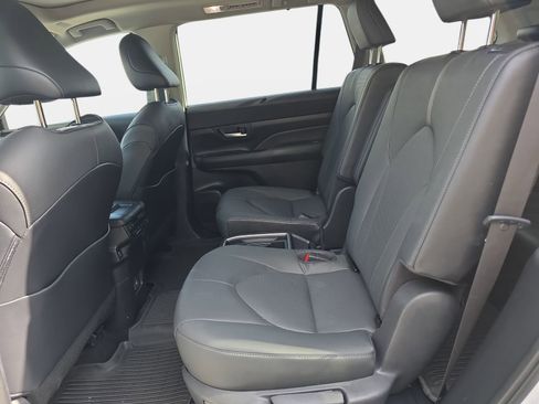 Used 2024 Toyota Grand Highlander Platinum AWD/4WD image 15