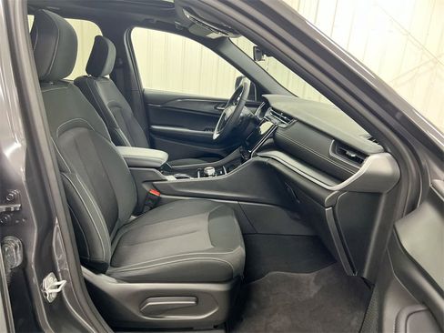 Used 2025 Jeep Grand Cherokee Laredo X w/ Luxury Tech Group I image 22