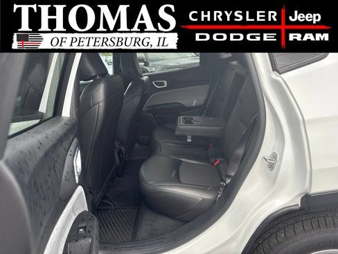 Used 2025 Jeep Compass Latitude w/ Convenience Group AWD/4WD image 28