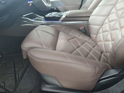 Used 2025 BMW 740i xDrive image 32