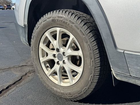 Used 2018 Jeep Cherokee Latitude Plus image 23