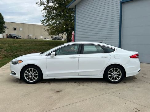 Used 2017 Ford Fusion SE w/ Fusion SE Technology Package image 3