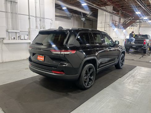 Used 2023 Jeep Grand Cherokee Altitude AWD/4WD image 6
