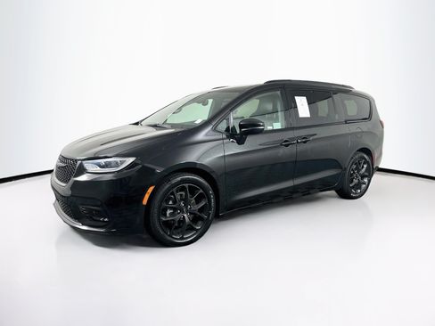 Used 2023 Chrysler Pacifica Touring-L w/ S Appearance Package FWD image 3